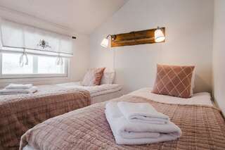 Отель Aurora Estate Юллясярви Двухместный номер с 1 кроватью или 2 отдельными кроватями и ванной комнатой-1