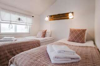 Отель Aurora Estate Юллясярви Двухместный номер с 1 кроватью или 2 отдельными кроватями и ванной комнатой-11